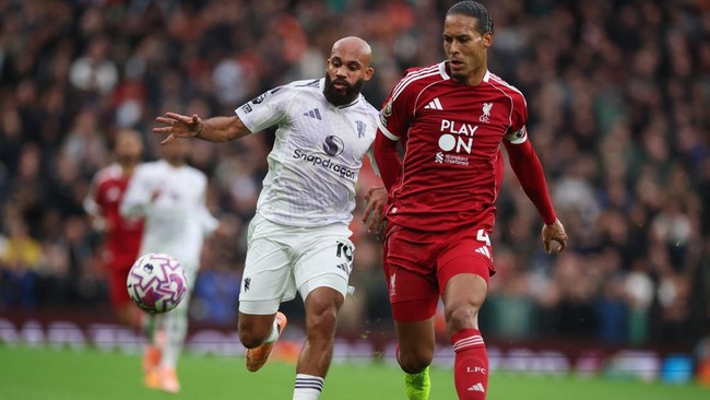 Bryan Mbeumo berhasil mengecoh Virgil van Dijk dalam proses gol pertama MU ke gawang Liverpool. (REUTERS/Phil Noble)