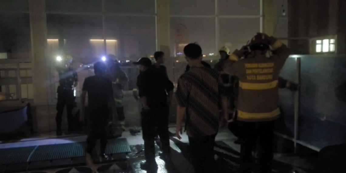Kebakaran melanda ruang sauna sebuah hotel di Jalan L.R.E Martadinata, Bandung, pada Jumat malam. Tujuh mobil Damkar dikerahkan dan pengunjung sempat panik, namun tidak ada korban jiwa. Penyebab kebakaran masih dalam investigasi. (Uby/pasjabar)