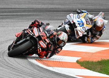 Pebalap Aprilia Racing, Marco Bezzecchi, melaju di depan pebalap BK8 Gresini Racing, Alex Marquez, dalam balapan MotoGP Valencia 2025 di Sirkuit Ricardo Tormo di Cheste pada 16 November 2025. (Foto oleh JOSE JORDAN / AFP)(AFP/JOSE JORDAN)