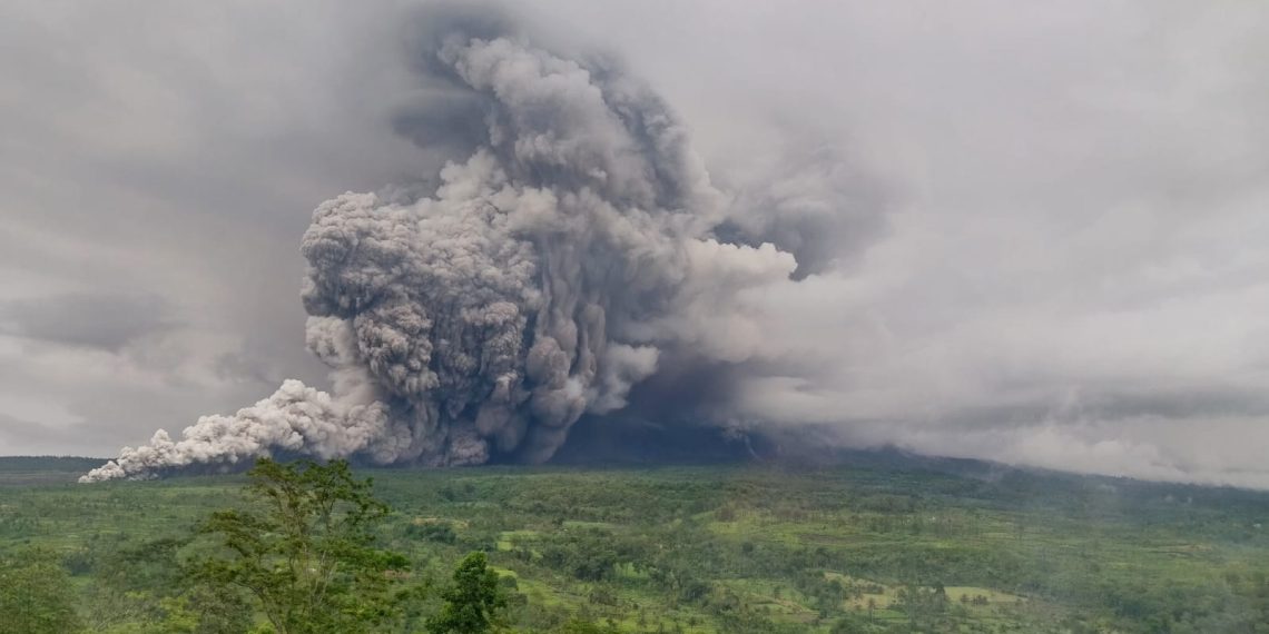 Status Gunung Semeru naik ke level ‘Awas’ hanya dalam satu jam. Awan panas hingga 13 km, 300 warga mengungsi, dan BPBD menetapkan tanggap darurat 7 hari. (BNPB)