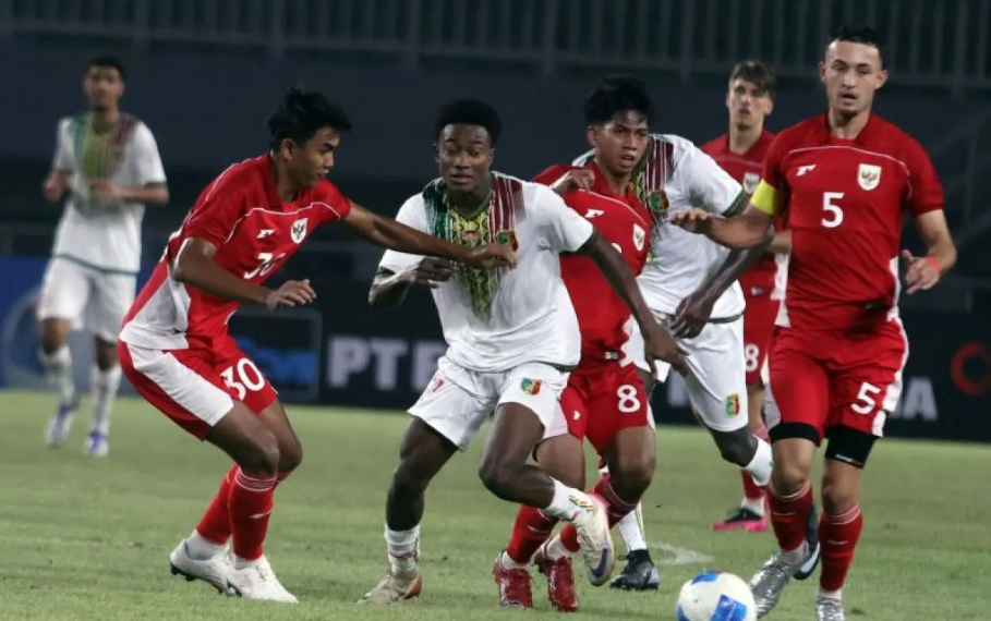Pesepak bola Timnas Indonesia U-22 Kakang Rudianto (kiri) berusaha mengadang pesepak bola Mali U-22 Maulaye Haidara (keduaa kiri) pada pertandingan persahabatan di Stadion Pakansari, Kabupaten Bogor, Jawa Barat, Sabtu (15/11/2025). ANTARA FOTO/Yulius Satria Wijaya/foc.