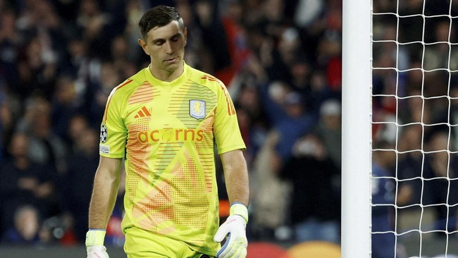 Emiliano Martinez blunder fatal saat Aston Villa dihajar Liverpool. (REUTERS/Stephanie Lecocq)