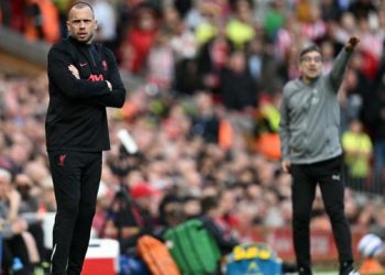 Asisten pelatih Liverpool asal Belanda, John Heitinga (kiri), dan pelatih kepala Southampton asal Kroasia, Ivan Juric, menyaksikan para pemain dari pinggir lapangan selama pertandingan Liga Primer Inggris antara Liverpool dan Southampton di Anfield di Liverpool, Inggris barat laut pada 8 Maret 2025. (Paul ELLIS/AFP)