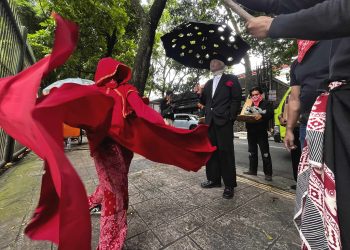 Aksi Barudak Bubat Coret Kritik Bandung Zoo di Jalan Tamansari. Lewat tema Pemakaman Koruptor, seniman desak Pemkot Bandung jaga konservasi satwa dan alam. (Eci/pasjabar)