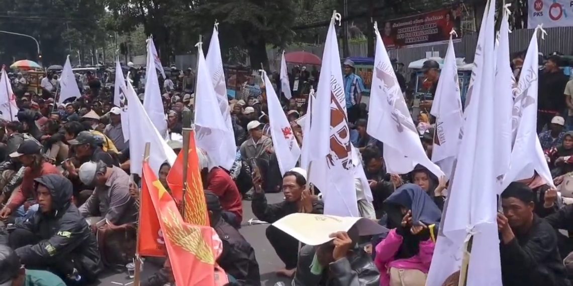 Aksi Reforma Agraria Lingkungan Hidup Bandung peringati Hari HAM. Massa tuntut moratorium izin konsesi dan penindakan perusak lingkungan di Jabar agar bencana Sumatra tak terulang. (Uby/pasjabar)