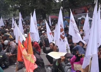 Aksi Reforma Agraria Lingkungan Hidup Bandung peringati Hari HAM. Massa tuntut moratorium izin konsesi dan penindakan perusak lingkungan di Jabar agar bencana Sumatra tak terulang. (Uby/pasjabar)