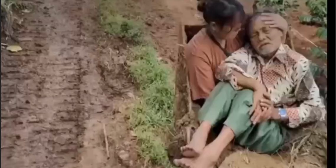 Jalan Tak Bisa Dilalui, Lansia di Saguling Dievakuasi Ekskavator