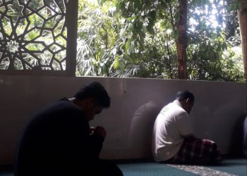 Karyawan Bandung Zoo berdoa di Masjid Ar-Romly memohon pertolongan. Krisis pakan membuat mereka modifikasi menu ekstrem; 711 satwa bertahan dari ikhtiar lahir batin. (Ist)