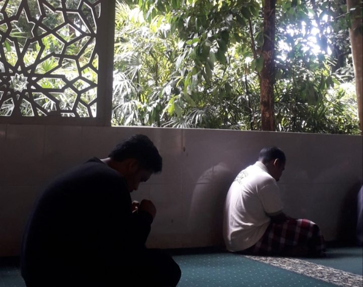 Karyawan Bandung Zoo berdoa di Masjid Ar-Romly memohon pertolongan. Krisis pakan membuat mereka modifikasi menu ekstrem; 711 satwa bertahan dari ikhtiar lahir batin. (Ist)