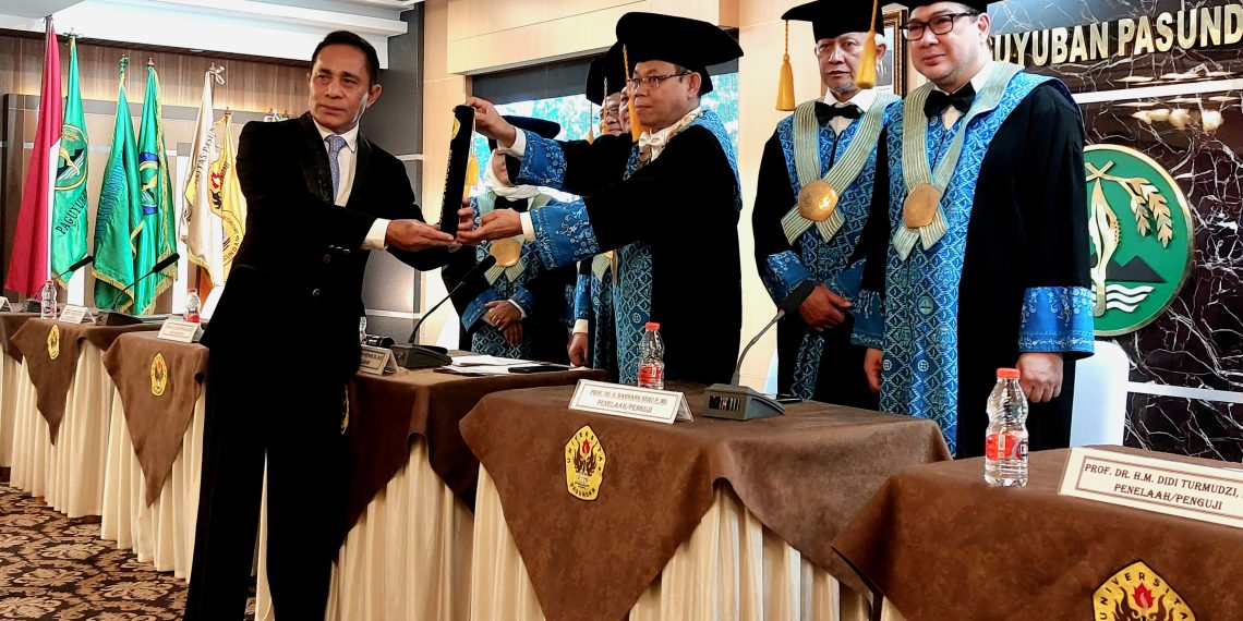 Hendrikus Umadato Raih Gelar Doktor Ilmu Manajemen Pascasarjana Unpas, Bahas Kinerja Militer