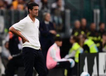 Pelatih Inter Milan, Cristian Chivu, bereaksi dalam laga Serie A Italia antara Juventus dan Inter Milan di stadion Allianz di Turin, Italia utara, pada 13 September 2025.(AFP/MARCO BERTORELLO)