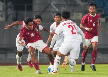 Pesepak bola Timnas U22 Indonesia Toni Firmansyah (kiri) berupaya melewati adangan pesepak bola Timnas Myanmar Oakkar Naing (kedua kanan) pada pertandingan babak penyisihan Grup C Sepak Bola SEA Games 2025 di The 700th Anniversary of Chiang Mai Stadium, Chiang Mai, Thailand, Jumat (12/12/2025). ANTARA FOTO/NAY/sth/foc.(ANTARA FOTO/NAY)