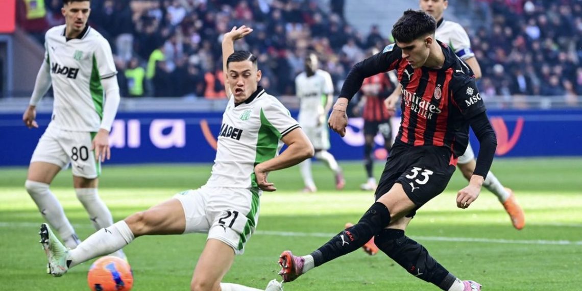 Jay Idzes (kiri) mencoba membendung tembakan Davide Bartesaghi (kanan) dalam laga Liga Italia 2025-2026 AC Milan vs Sassuolo di Stadion San Siro, 14 Desember 2025. (Photo by Piero CRUCIATTI / AFP)(AFP/PIERO CRUCIATTI)