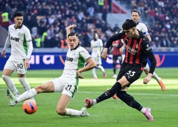 Jay Idzes (kiri) mencoba membendung tembakan Davide Bartesaghi (kanan) dalam laga Liga Italia 2025-2026 AC Milan vs Sassuolo di Stadion San Siro, 14 Desember 2025. (Photo by Piero CRUCIATTI / AFP)(AFP/PIERO CRUCIATTI)