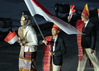 Pelarih jarak jauh Indonesia, Robi Syianturi, saat membawa bendera Indonesia pada upacara pembukaan SEA Games 2025 Thailand, Selasa (9/12/2025).(NOC INDONESIA/Mochammad Rifqi Priadiansyah)