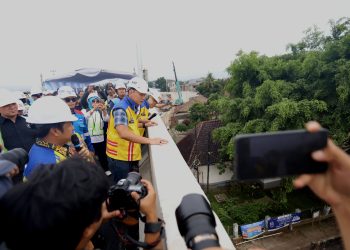 Menko AHY tinjau pembangunan Flyover Nurtanio Bandung (500 meter) bersama Wali Kota Farhan. Flyover ini ditargetkan rampung Desember 2025 untuk urai kemacetan perlintasan kereta. (Eci/pasjabar)