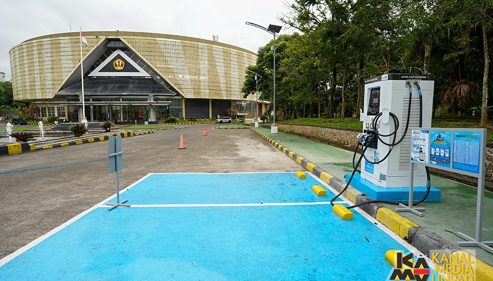 Unpad dan PLN Resmikan SPKLU Pertama di Kampus Jatinangor