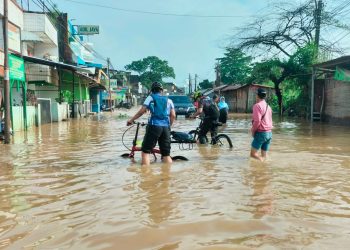 Banjir Dayeuhkolot Baleendah Hari Ini lumpuhkan total jalur utama dan Jalan Kopo, Kabupaten Bandung, dengan ketinggian air mencapai 1 meter. Fasilitas umum terpaksa tutup. (Fal/pasjabar)