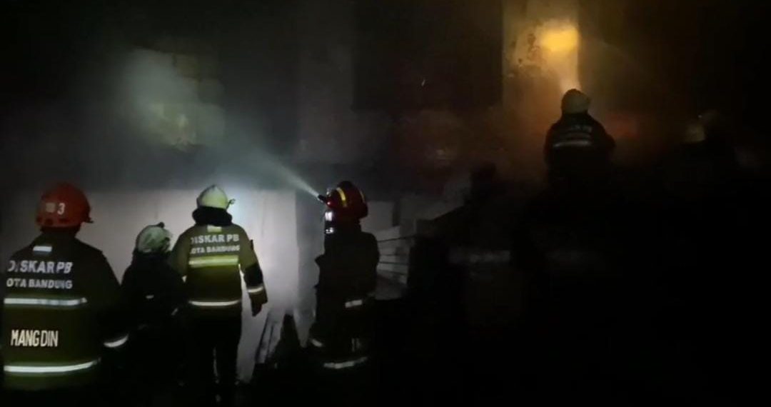 Kebakaran gudang besi Bandung di Jalan Soekarno Hatta ludes terbakar pada Senin malam. 12 unit Damkar dikerahkan. Diduga api dari gudang belakang, kerugian capai ratusan juta. (Ave/pasjabar)