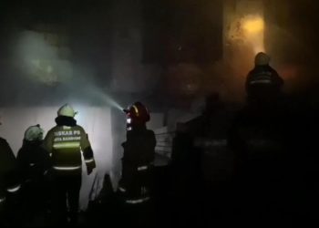 Kebakaran gudang besi Bandung di Jalan Soekarno Hatta ludes terbakar pada Senin malam. 12 unit Damkar dikerahkan. Diduga api dari gudang belakang, kerugian capai ratusan juta. (Ave/pasjabar)