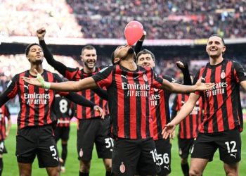 Nkunku (meniup balon merah) akhirnya mencetak gol di Serie A bersama Milan. Foto: Image Photo Agency/Getty Images