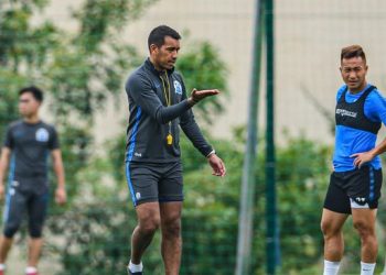 Giovanni van Bronckhorst jadi salah satu kandidat pelatih Timnas Indonesia. (AFP/STR)