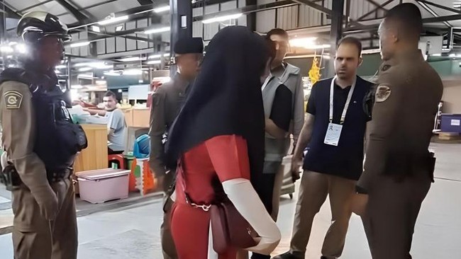 Manajer Tim Kickboxing Indonesia Rosi Nurasjati saat diadang Polisi Thailand dan WAKO. (Dok Antara/Istimewa)