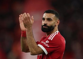 Mohamed Salah mendapatkan aplaus dari fans usai kembali memperkuat Liverpool. (REUTERS/Phil Noble)