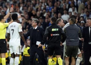 Real Madrid terkena dua kartu merah saat menghadapi Celta Vigo. (REUTERS/Ana Beltran)