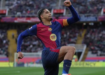 Di babak kedua, Barcelona tampil menekan. Pada menit ke-56, tandukan Ronald Araujo menambah keunggulan Barcelona atas Real Sociedad. (LLUIS GENE/AFP)