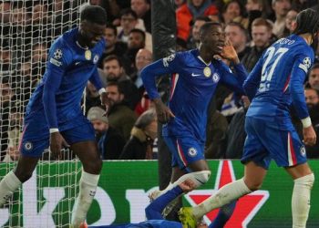 Pemain Chelsea, Moises Caicedo (tengah), merayakan golnya dalam pertandingan Liga Champions melawan Pafos di Stamford Bridge, Inggris, Kamis (22/1/2026). (AP Photo/Kin Cheung)