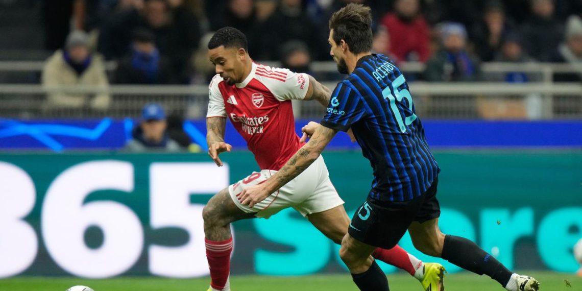 Pemain Arsenal, Gabriel Jesus (kiri), berebut bola dengan pemain Inter Milan, Francesco Acerbi, dalam pertandingan fase liga Liga Champions di Giuseppe Meazza, Rabu (21/1/2026). (AP Photo/Luca Bruno)