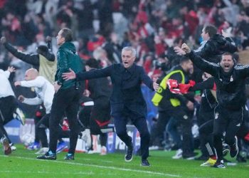 Pelatih Benfica Jose Mourinho rayakan gol sundulan kiper Anatoliy Trubin. (AP Photo/Armando Franca)