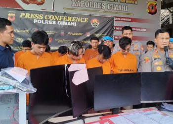 Polres Cimahi gerebek rumah markas judi online di Batujajar, KBB. Empat pemuda ditangkap karena jadi CS 7 situs judi Kamboja dengan gaji Rp5 juta sebulan. (Uby/pasjabar)