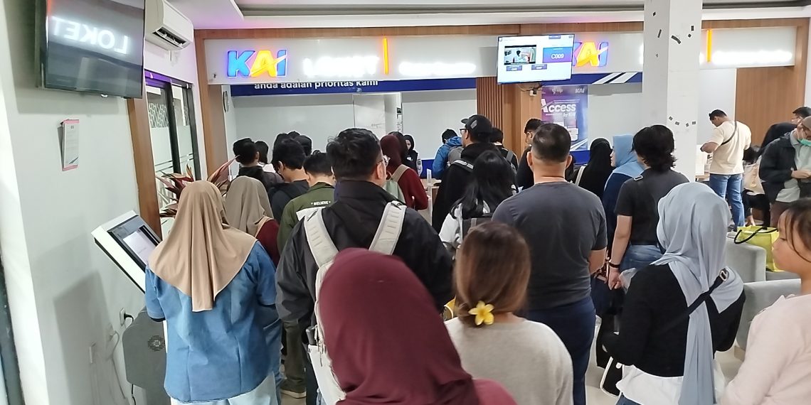 calon penumpang memenuhi lokat refund tiket kereta api di Stasiun Bandung. (Uby)