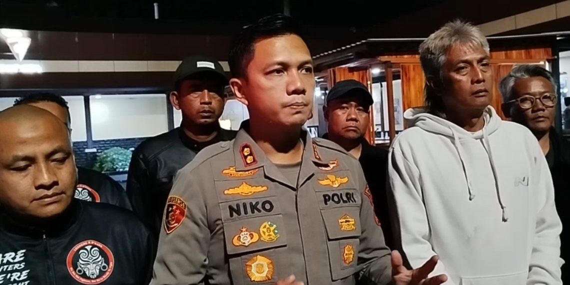 Polres Cimahi amankan dua pelaku bentrok ormas di Lembang yang akibatkan satu orang tewas. Dua pelaku lain masih buron. (Uby/pasjabar)