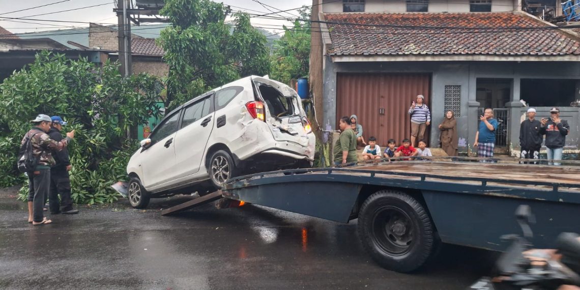 Sebuah Toyota Calya rusak parah setelah dihantam truk bermuatan berat di Jalan Raya Purwakarta-Padalarang pada Jumat (23/1/26) sore. (Uby/pasjabar)