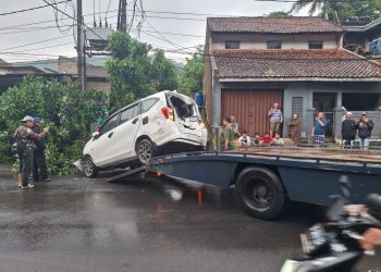 Sebuah Toyota Calya rusak parah setelah dihantam truk bermuatan berat di Jalan Raya Purwakarta-Padalarang pada Jumat (23/1/26) sore. (Uby/pasjabar)