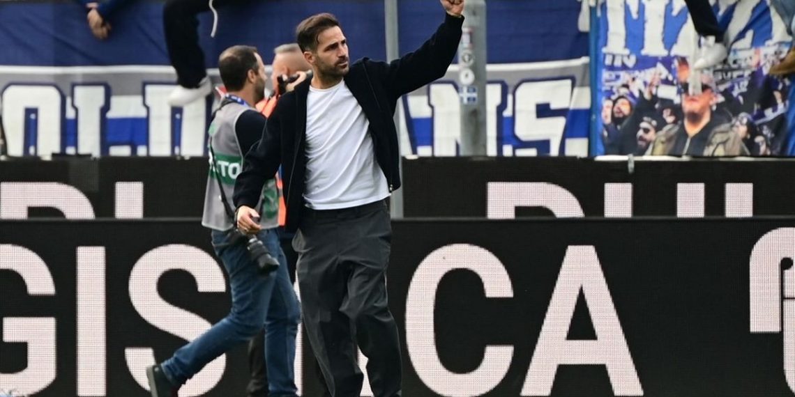 Pelatih Como 1907, Cesc Fabregas, saat menangani kubu milik Grup Djarum asal Indonesia tersebut di ajang Liga Italia 2025-2026.(AFP/PIERO CRUCIATTI)