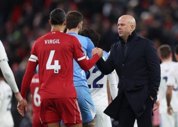 Pelatih Liverpool Arne Slot (kanan), menyapa bek Virgil van Dijk (kiri), di akhir pertandingan Liga Inggris antara Liverpool dan Leeds United di Anfield, Liverpool, barat laut Inggris, pada 1 Januari 2026.(AFP/DARREN STAPLES)