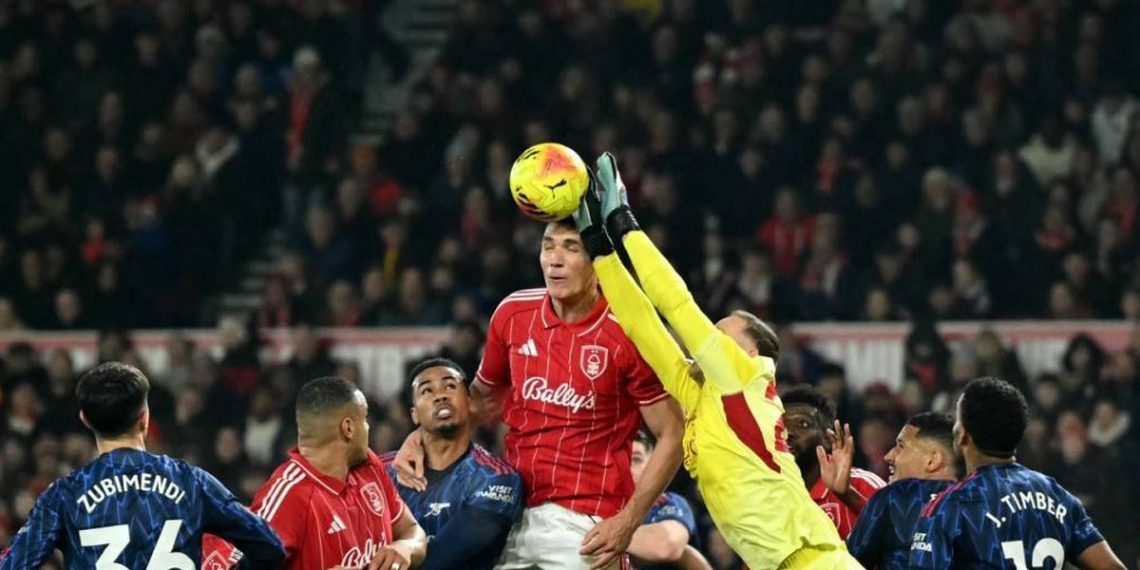 Matz Sels meninju bola dalam pertandingan sepak bola Liga Inggris antara Nottingham Forest vs Arsenal di The City Ground di Nottingham, Inggris tengah, pada 17 Januari 2026. (Foto oleh JUSTIN TALLIS / AFP) (AFP/JUSTIN TALLIS)