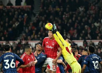 Matz Sels meninju bola dalam pertandingan sepak bola Liga Inggris antara Nottingham Forest vs Arsenal di The City Ground di Nottingham, Inggris tengah, pada 17 Januari 2026. (Foto oleh JUSTIN TALLIS / AFP) (AFP/JUSTIN TALLIS)