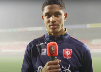 Pemain muda FC Twente yang sempat mendapat panggilan dari Shin Tae-yong, Jayden Oosterwolde. © Tangkapan layar YouTube FC Twente