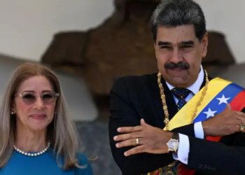 Nicolas Maduro dipotret bersama istrinya, Cilia Flores, dalam seremoni pelantikan presiden di Caracas, Januari 2025. (AFP via Getty Images)