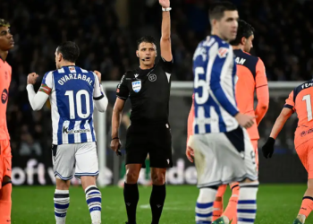 Barcelona telan kekalahan menyakitkan 1-2 dari Real Sociedad. 3 gol dianulir VAR dan 4 kali kena tiang gawang membuat posisi Barca di puncak terancam Real Madrid. (AFP)