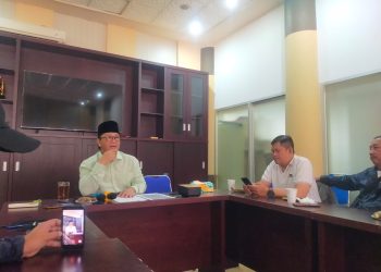 Ketua Nadzir Masjid Agung Bandung, Roedy Wiranatakusumah, S.H., M.H., MBA. (berpeci)
