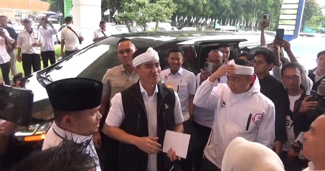 Kaesang Pangarep kukuhkan kepengurusan PSI Jabar di Soreang. Targetkan 5 juta suara pada 2029 dan pembentukan pengurus hingga tingkat desa. (fal/pasjabar)