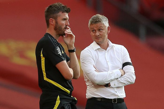 Michael Carrick (kiri) akhirnya lebih dipilih Man United menjadi pelatih interim untuk menyelesaikan musim 2025-2026 ketimbang Ole Gunnar Solskjaer. (MARTIN RICKETT/AFP)