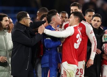 Momen ribut-ribut Enzo Fernandez dan Martin Zubimendi usai Chelsea vs Arsenal di Piala Liga Inggris. (Foto: Catherine Ivill - AMA/Getty Images)