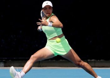 Janice Tjen menghadapi Karolina Pliskova pada babak kedua Australia Open 2026. (AFP/DAVID GRAY)